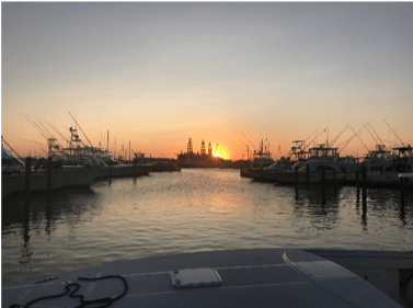 Puesta de sol sobre el puerto