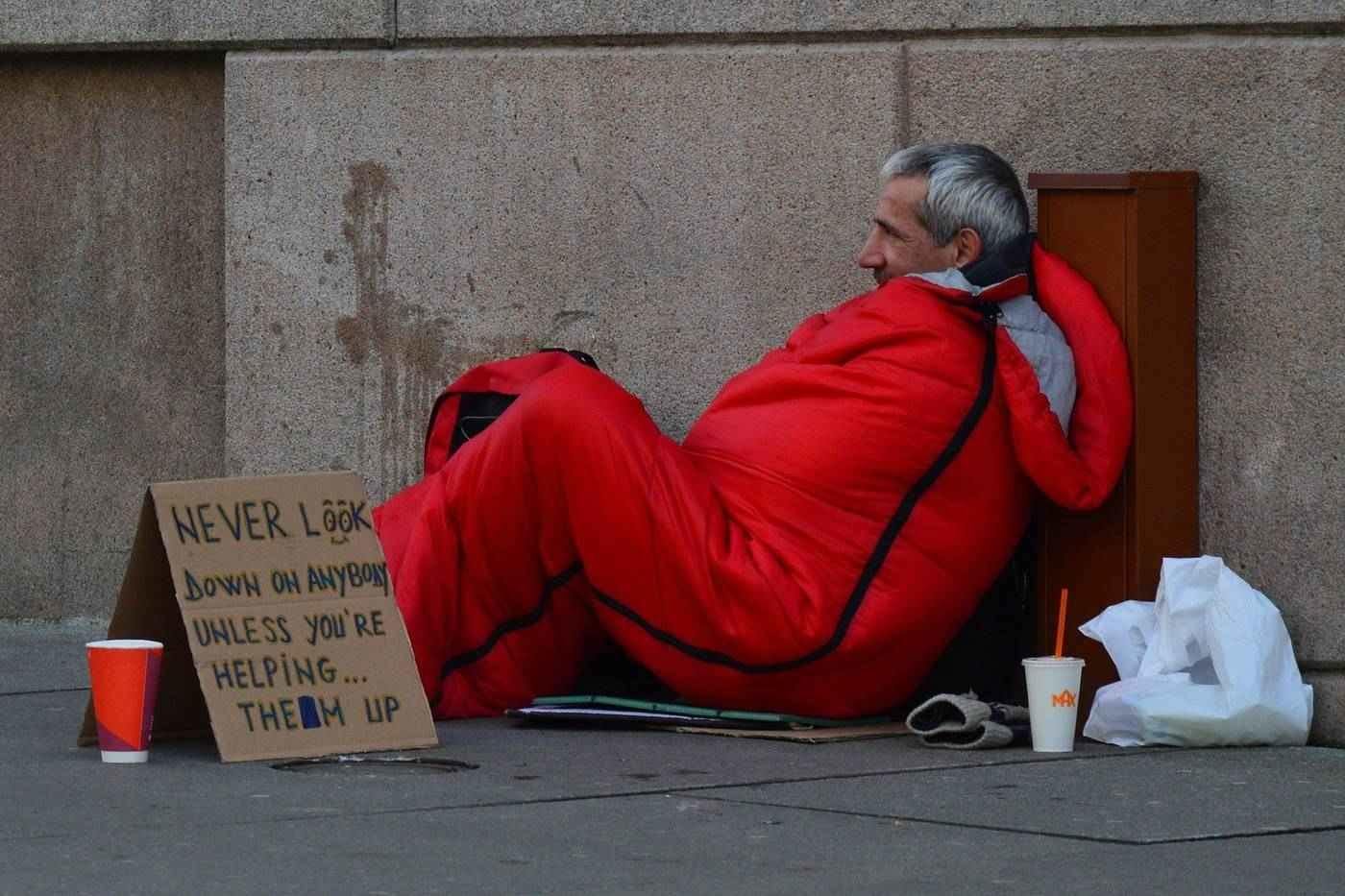 Hombre sin hogar en saco de dormir