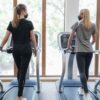 dos mujeres, en, cintas de correr, en, un, gimnasio