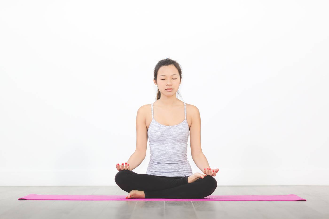 Meditación en esterilla de yoga