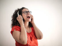 Mujer cantando con auriculares